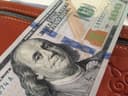 Долларовые купюры — курс доллара к тенге снизился до 467,41